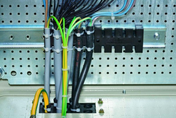  Держатель пласт. для кабелей Ш75 SchE NSYSCCDINLG75 
